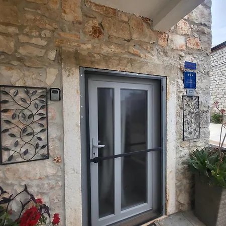 شقة Radini Istrian Stone House With Private Parking And Terrace *
